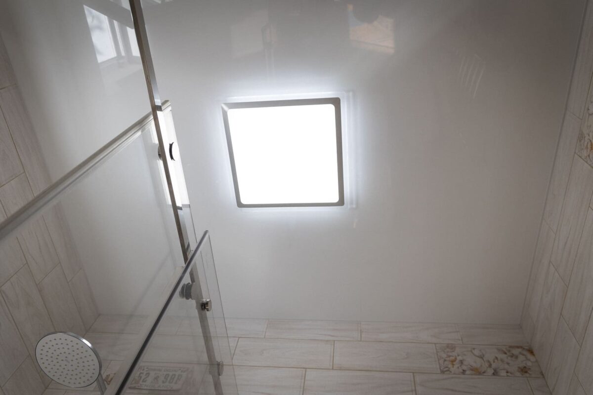 Глянцевый потолок в санузле с душем